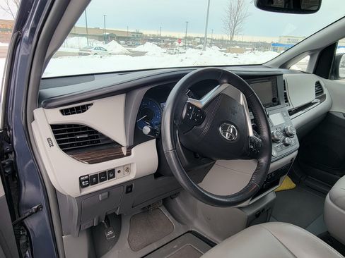 Used 2015 Toyota Sienna XLE image 9
