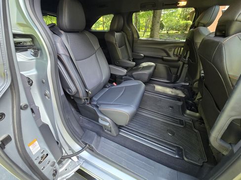 Used 2022 Toyota Sienna XSE w/ XSE Plus Package AWD/4WD image 11