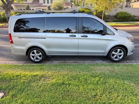 Used 2016 Mercedes-Benz Metris Passenger image 4