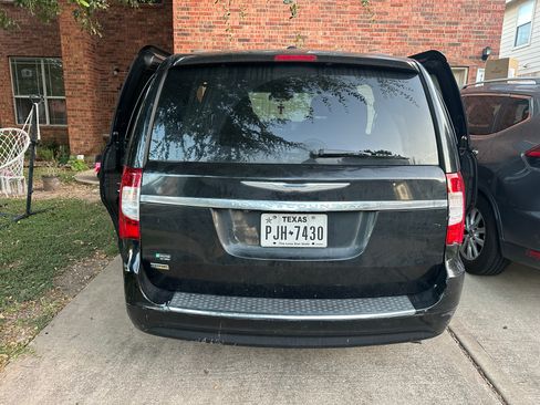 Used 2016 Chrysler Town & Country Touring FWD image 12