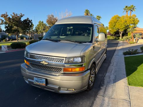 Used 2015 Chevrolet Express 2500 Extended image 2