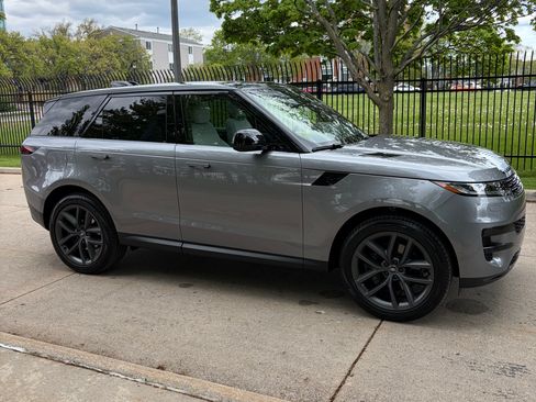 Used 2025 Land Rover Range Rover Sport SE AWD/4WD image 4