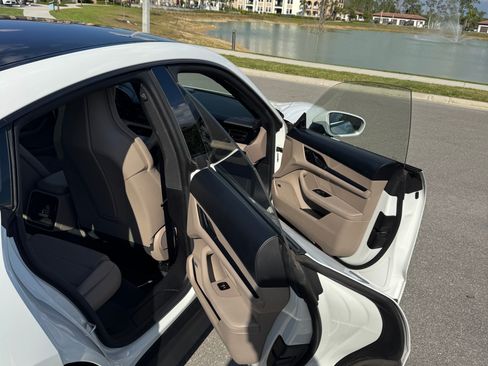 Used 2021 Porsche Taycan image 14