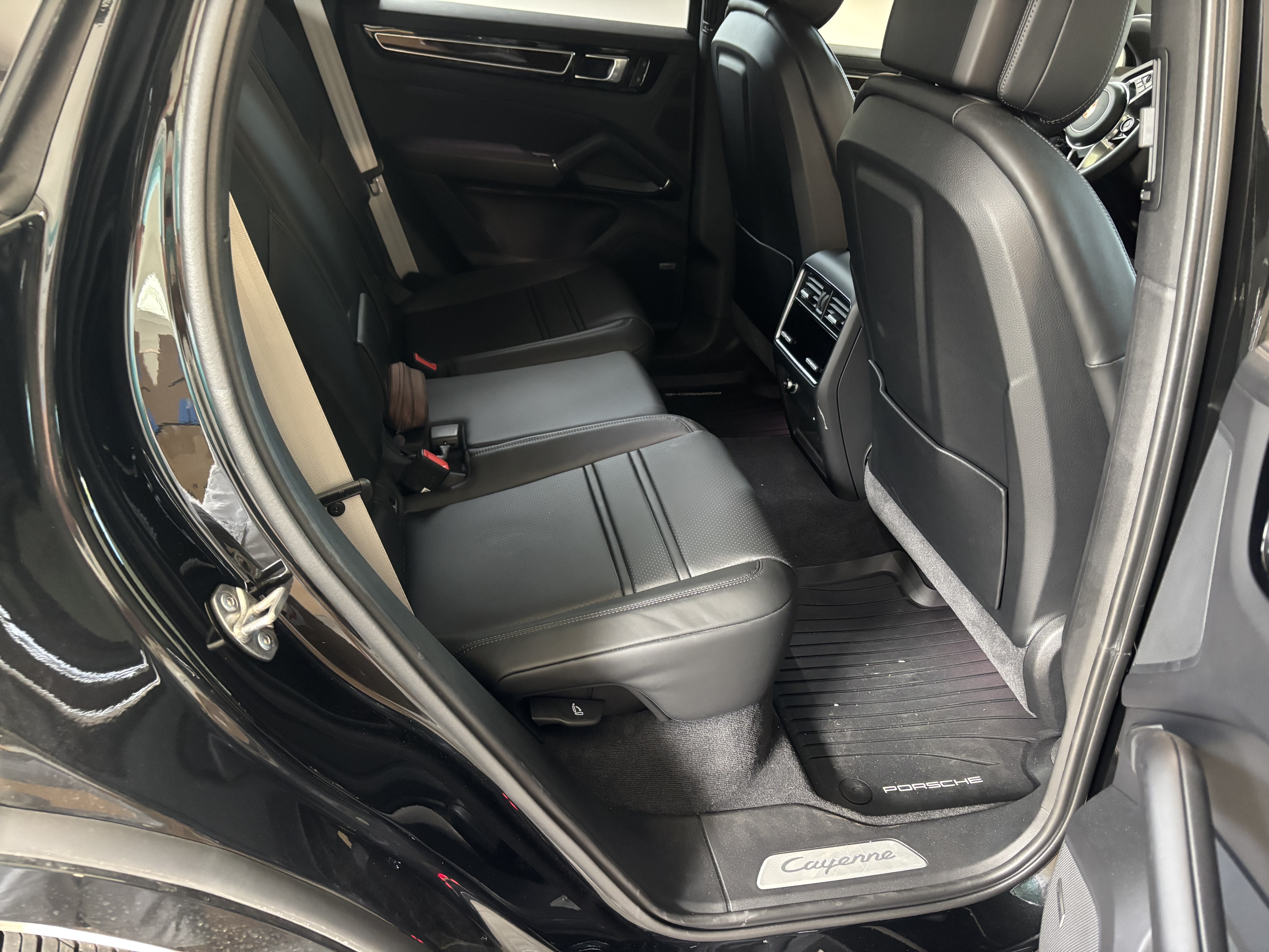 Used 2023 Porsche Cayenne S Platinum AWD/4WD image 5