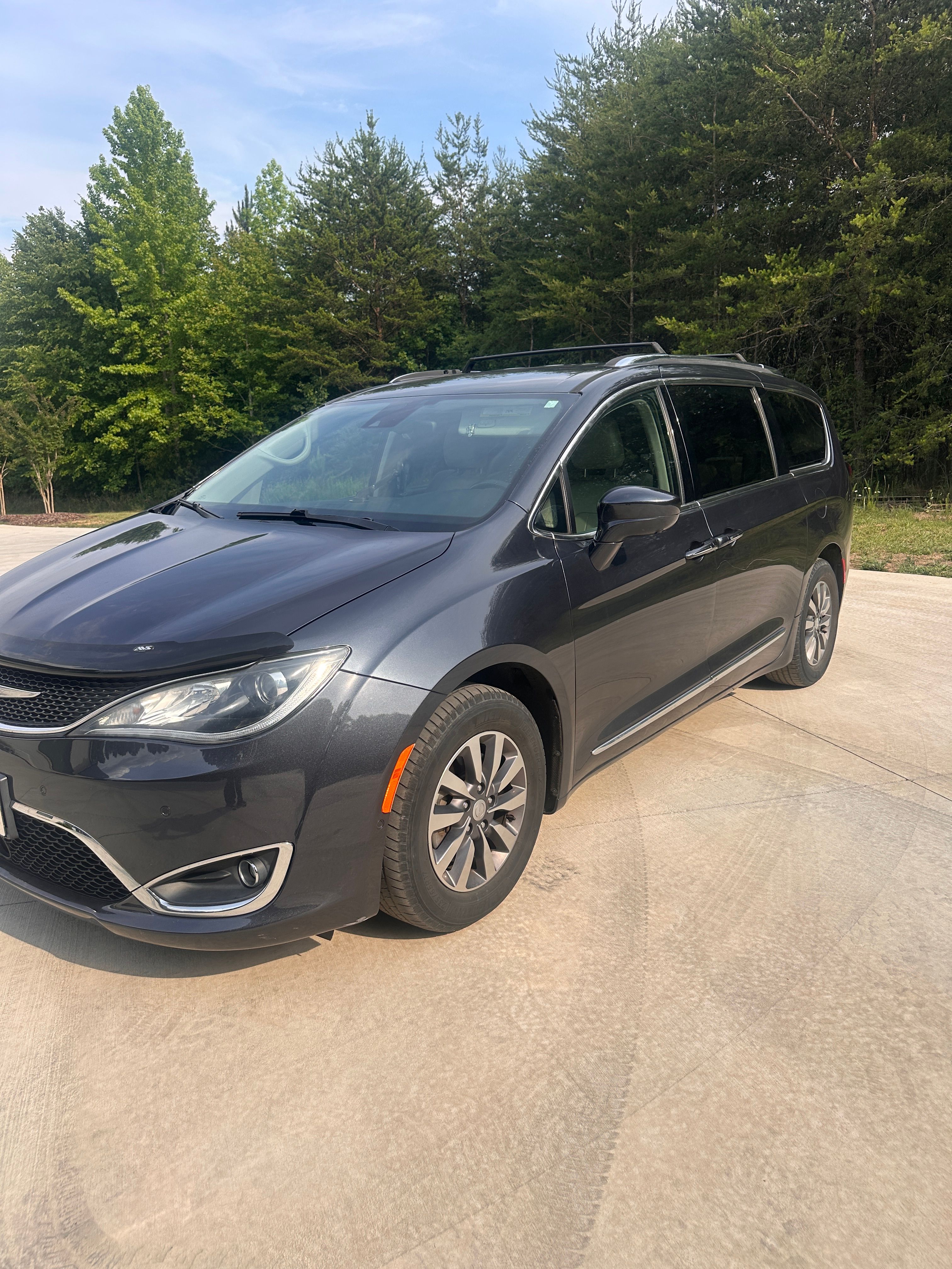 Used 2019 Chrysler Pacifica Touring-L Plus w/ Advanced Safetytec Group FWD image 1