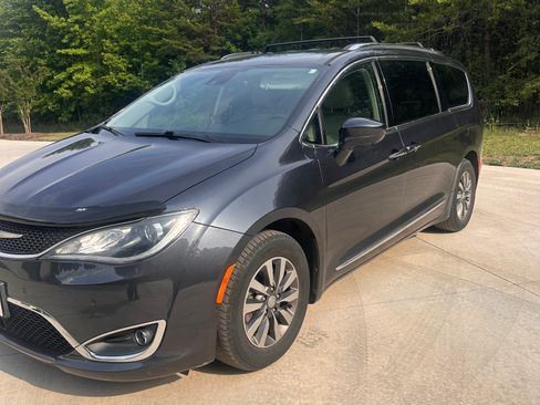Used 2019 Chrysler Pacifica Touring-L Plus w/ Advanced Safetytec Group FWD image 1