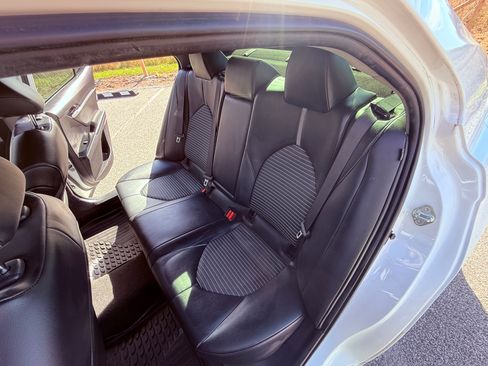 Used 2020 Toyota Camry SE image 11