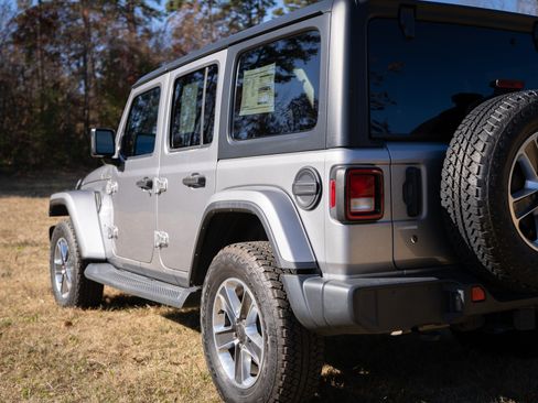 Used 2019 Jeep Wrangler Unlimited Sahara image 11