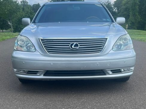 Used 2005 Lexus LS 430 w/ Premium Pkg RWD image 2