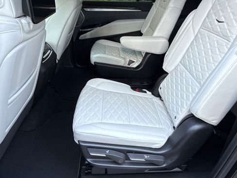 Used 2025 Cadillac Escalade ESV V image 9