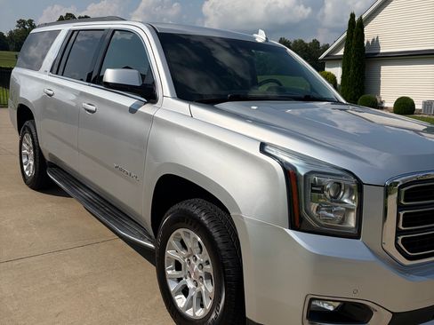 Used 2019 GMC Yukon XL SLT AWD/4WD image 4