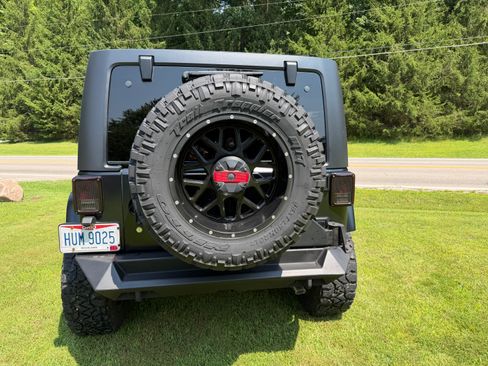 Used 2016 Jeep Wrangler Unlimited Sahara w/ Connectivity Group AWD/4WD image 15
