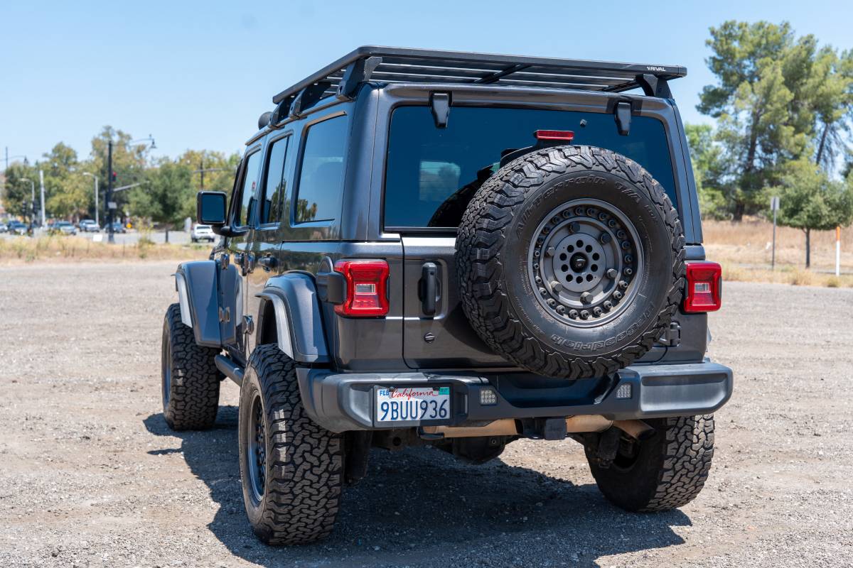 Used 2018 Jeep Wrangler Unlimited Sahara AWD/4WD image 6