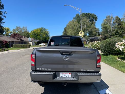 Used 2021 Nissan Titan SL w/ Moonroof Package AWD/4WD image 4