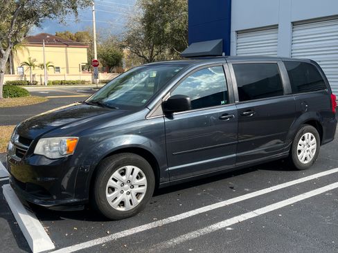 Used 2014 Dodge Grand Caravan SE image 2