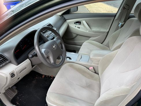 Used 2010 Toyota Camry LE FWD image 5