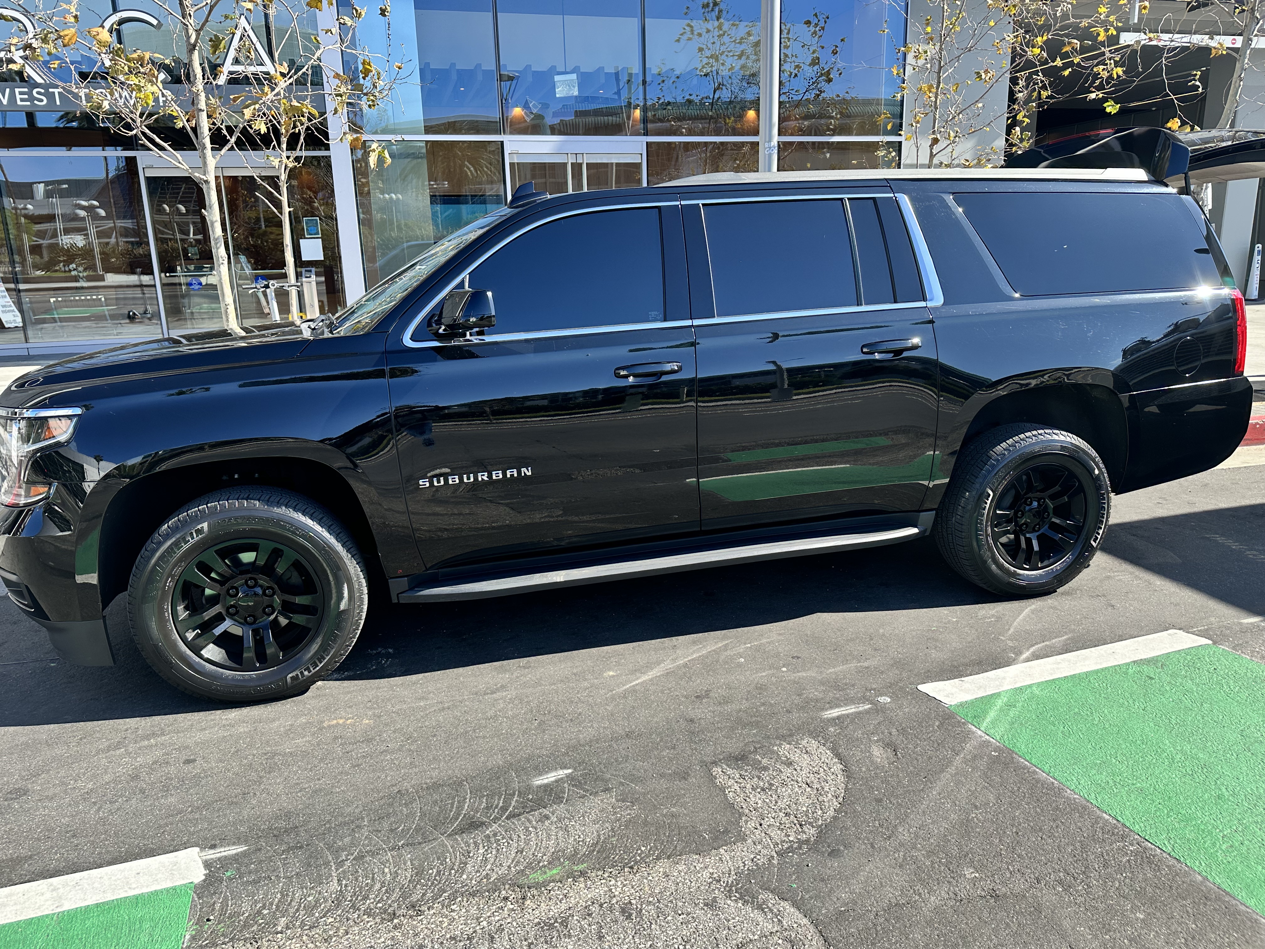 Used 2020 Chevrolet Suburban LS RWD image 3