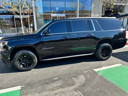 Used 2020 Chevrolet Suburban LS RWD image 3