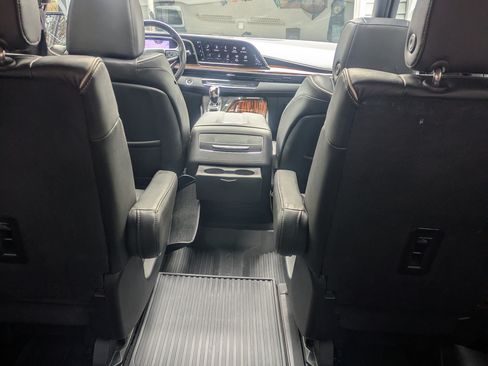 Used 2022 Cadillac Escalade Premium Luxury image 4