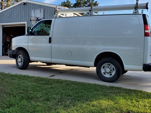 Used 2015 Chevrolet Express 2500 Van 3D image 12