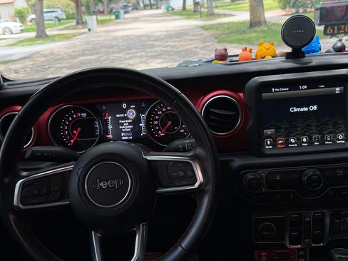 Used 2021 Jeep Gladiator Rubicon AWD/4WD image 6