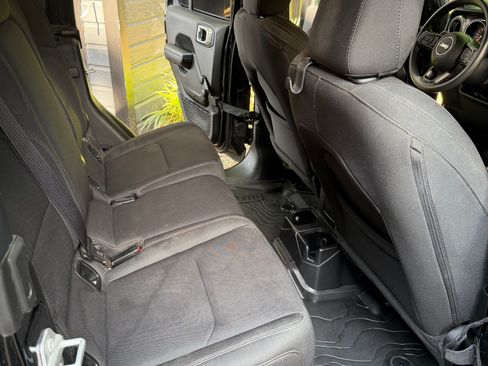 Used 2022 Jeep Gladiator Sport AWD/4WD image 9