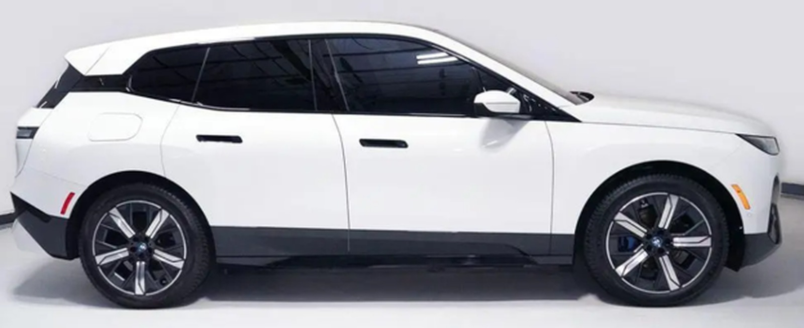 Used 2023 BMW iX xDrive50 w/ Premium Package AWD/4WD image 4