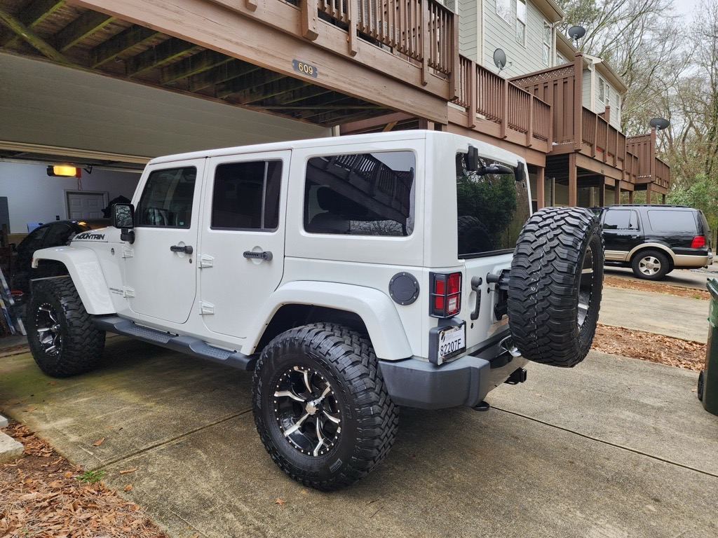 Used 2017 Jeep Wrangler Unlimited Sahara AWD/4WD image 3