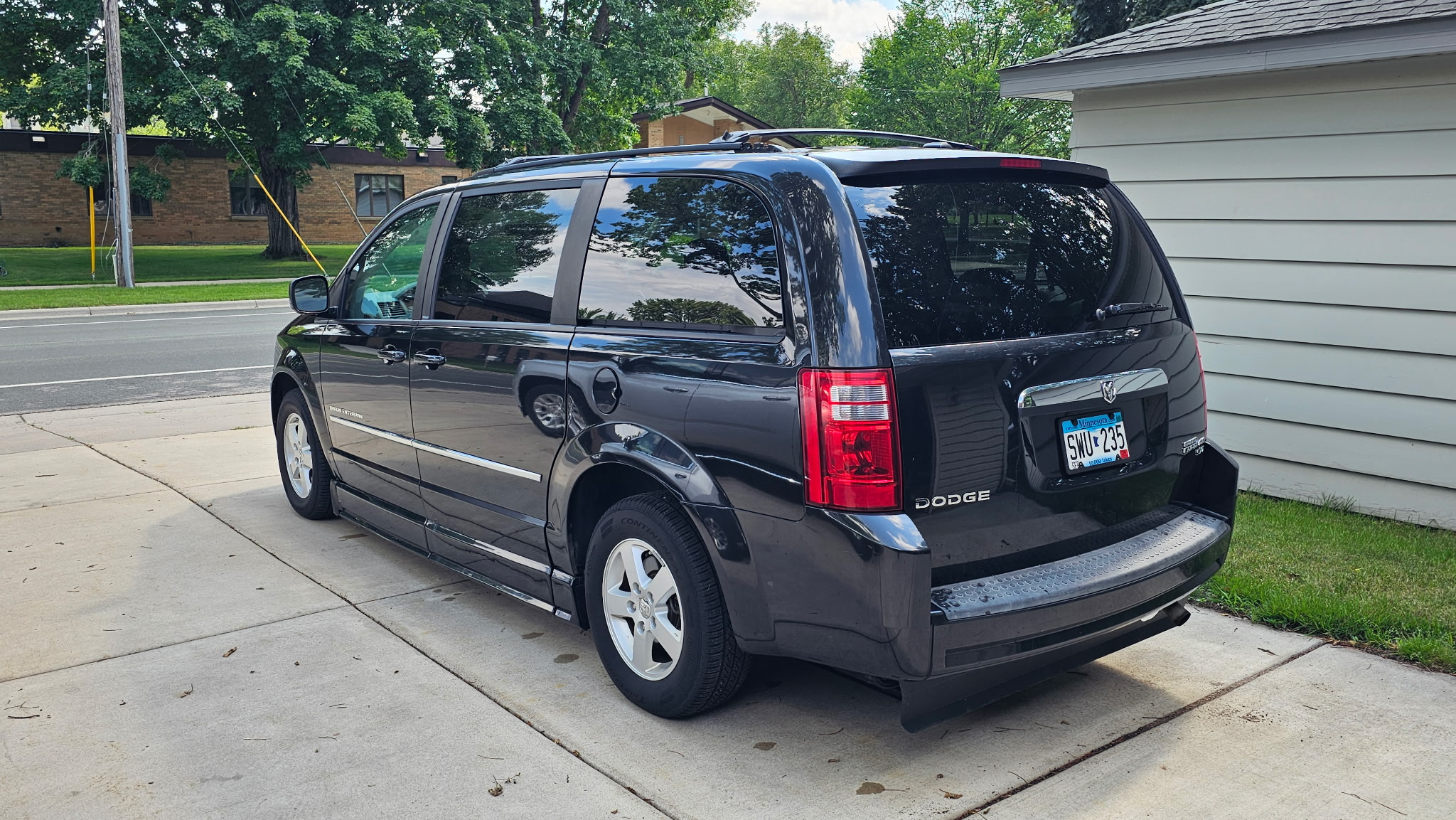 Used 2010 Dodge Grand Caravan SXT FWD image 2