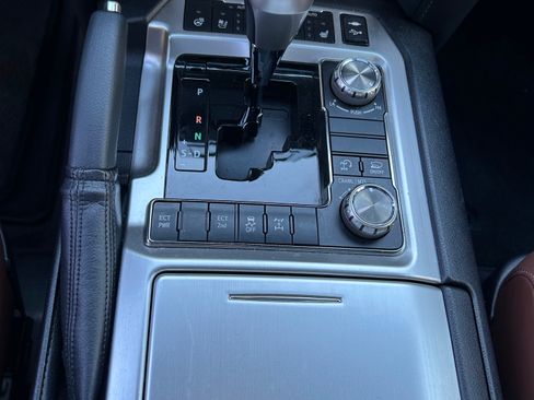 Used 2018 Toyota Land Cruiser image 8