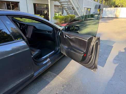 Used 2018 Tesla Model S 100D image 22
