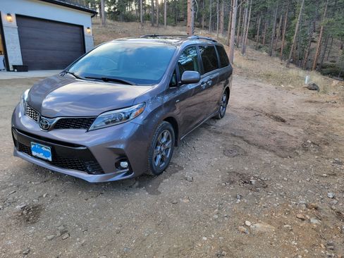 Used 2019 Toyota Sienna SE Premium image 8