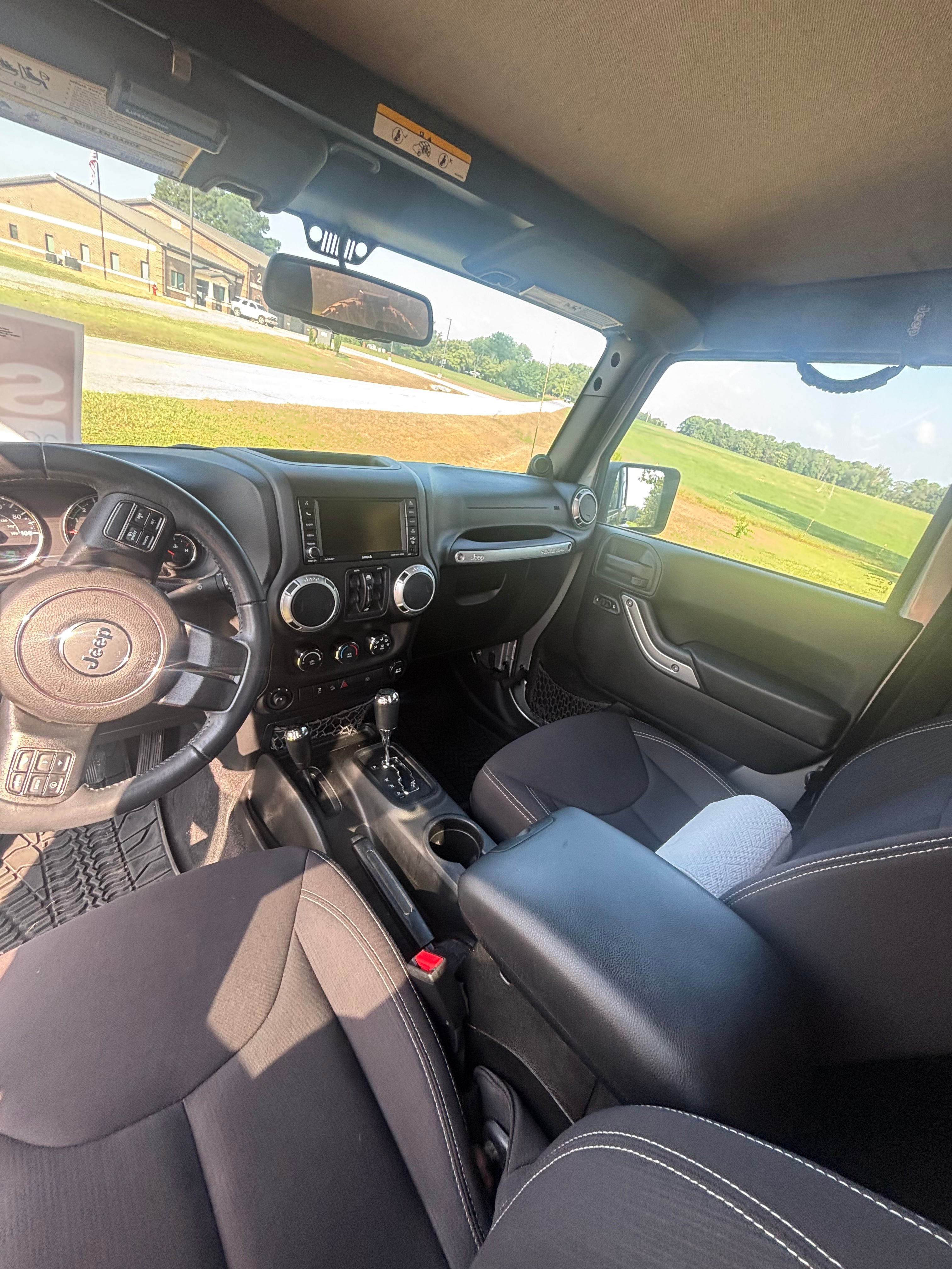 Used 2013 Jeep Wrangler Unlimited Sahara w/ Connectivity Group AWD/4WD image 4