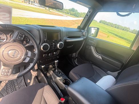 Used 2013 Jeep Wrangler Unlimited Sahara w/ Connectivity Group AWD/4WD image 4