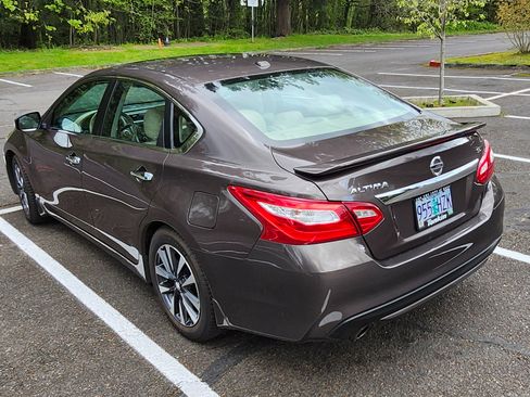 Used 2016 Nissan Altima 2.5 SL w/ 2.5 Technology w/LED Package image 9