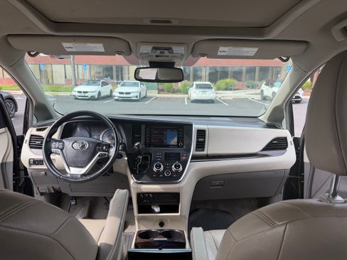 Used 2019 Toyota Sienna XLE image 5