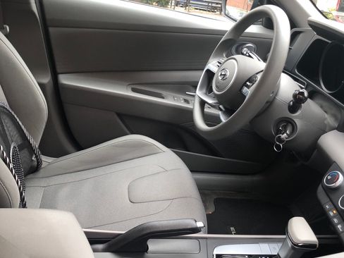 Used 2023 Hyundai Elantra SE w/ Preferred Accessory Package image 9