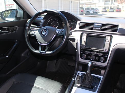 Used 2019 Volkswagen Passat 2.0T Wolfsburg FWD image 17