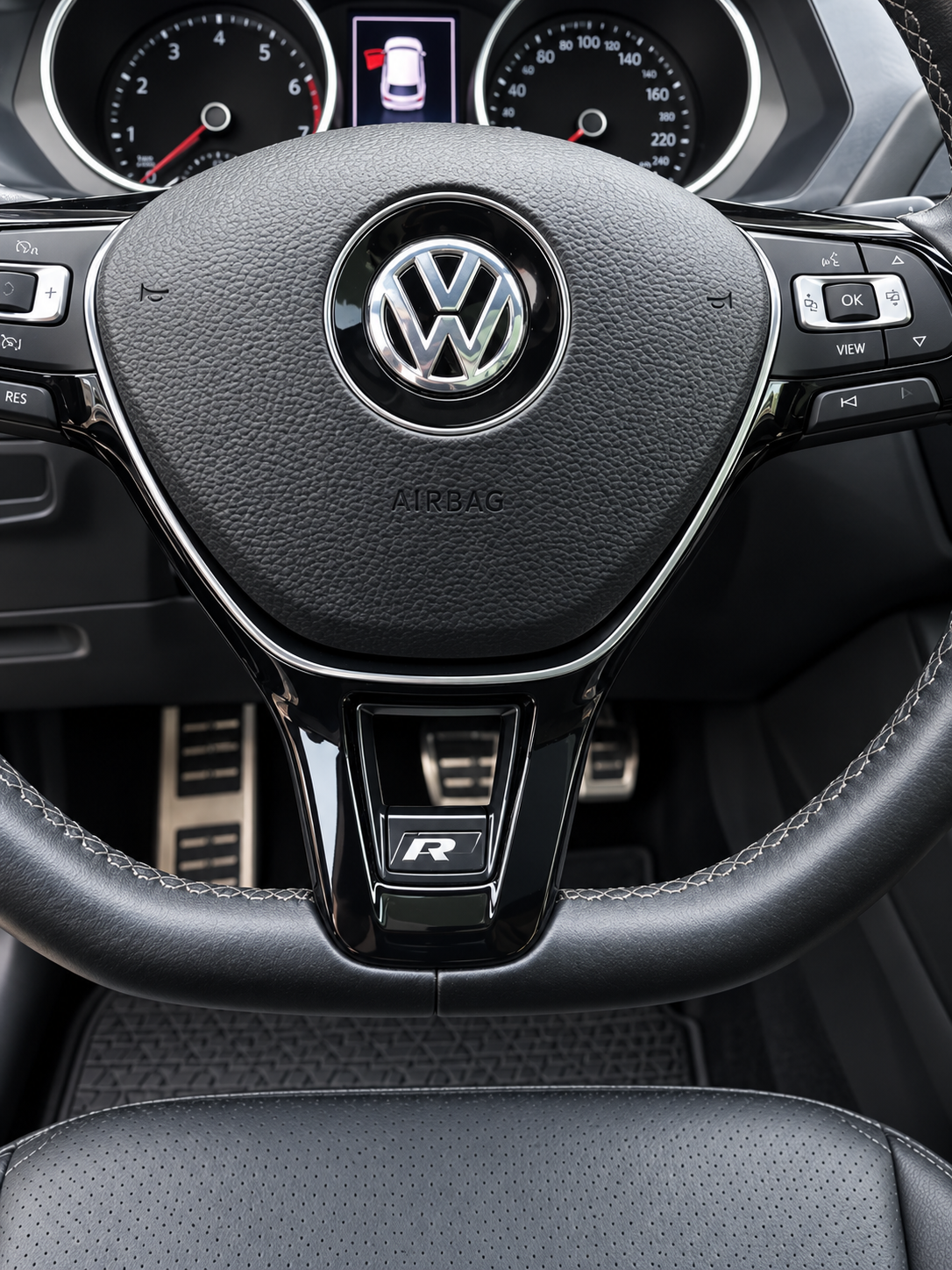 Used 2020 Volkswagen Tiguan SE R-Line FWD image 15