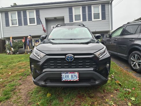 Used 2021 Toyota RAV4 XLE image 1