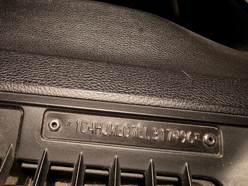 Used 2014 Jeep Wrangler Unlimited Sahara w/ Connectivity Group AWD/4WD image 9