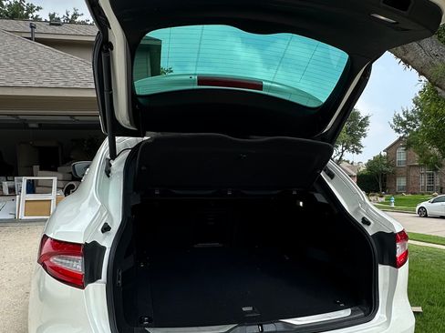 Used 2019 Maserati Levante GranLusso image 6