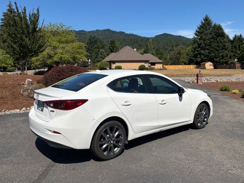 Used 2018 MAZDA MAZDA3 Touring FWD image 9