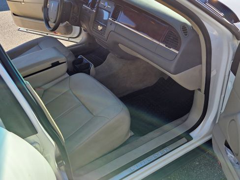 Used 2008 Lincoln Town Car Signature Limited image 19