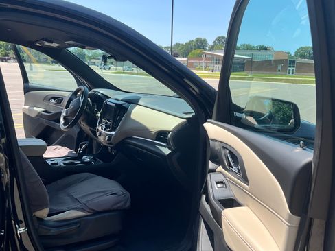 Used 2022 Chevrolet Traverse LS AWD/4WD image 11