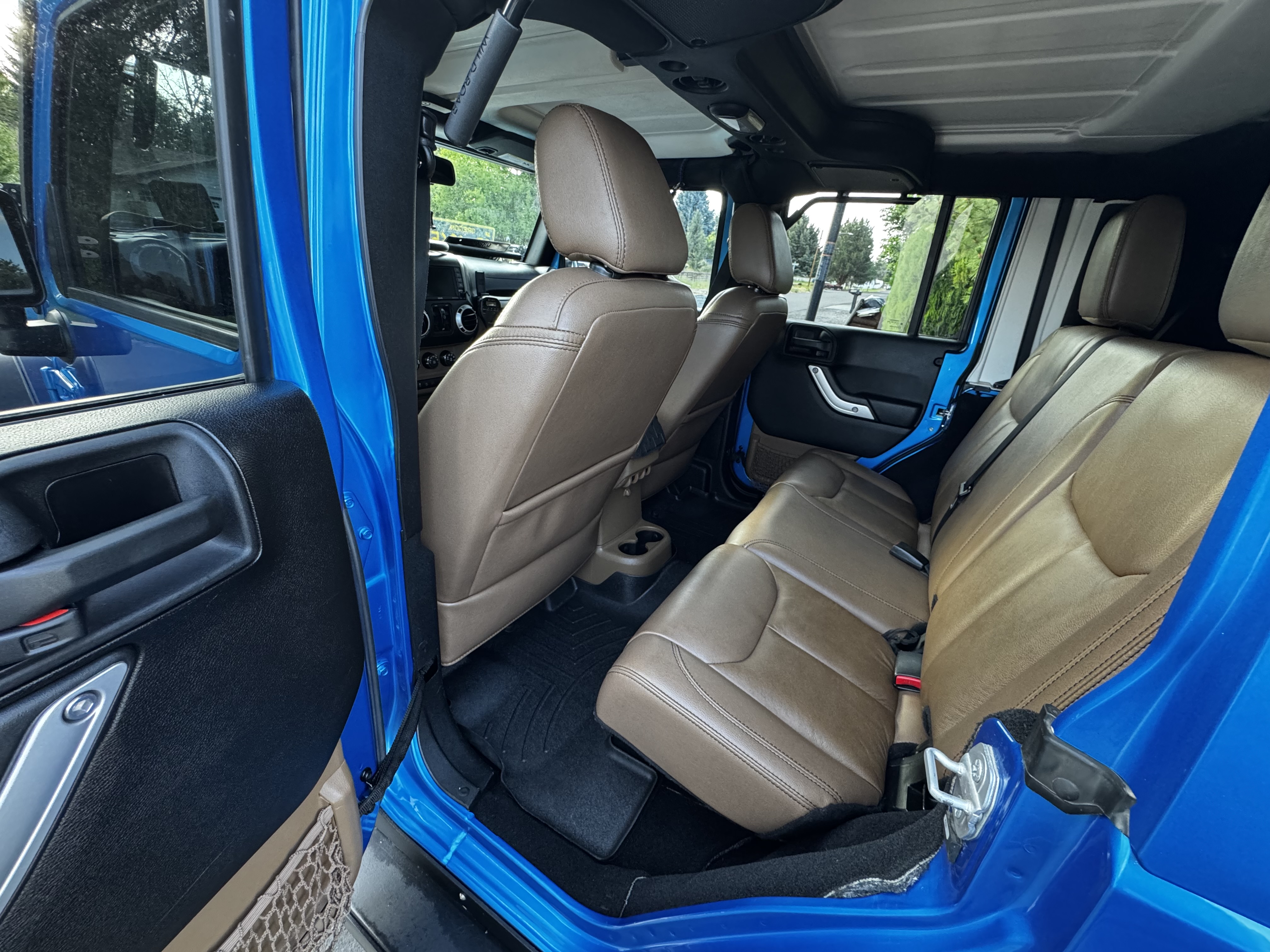 Used 2015 Jeep Wrangler Unlimited Rubicon w/ Connectivity Group AWD/4WD image 12