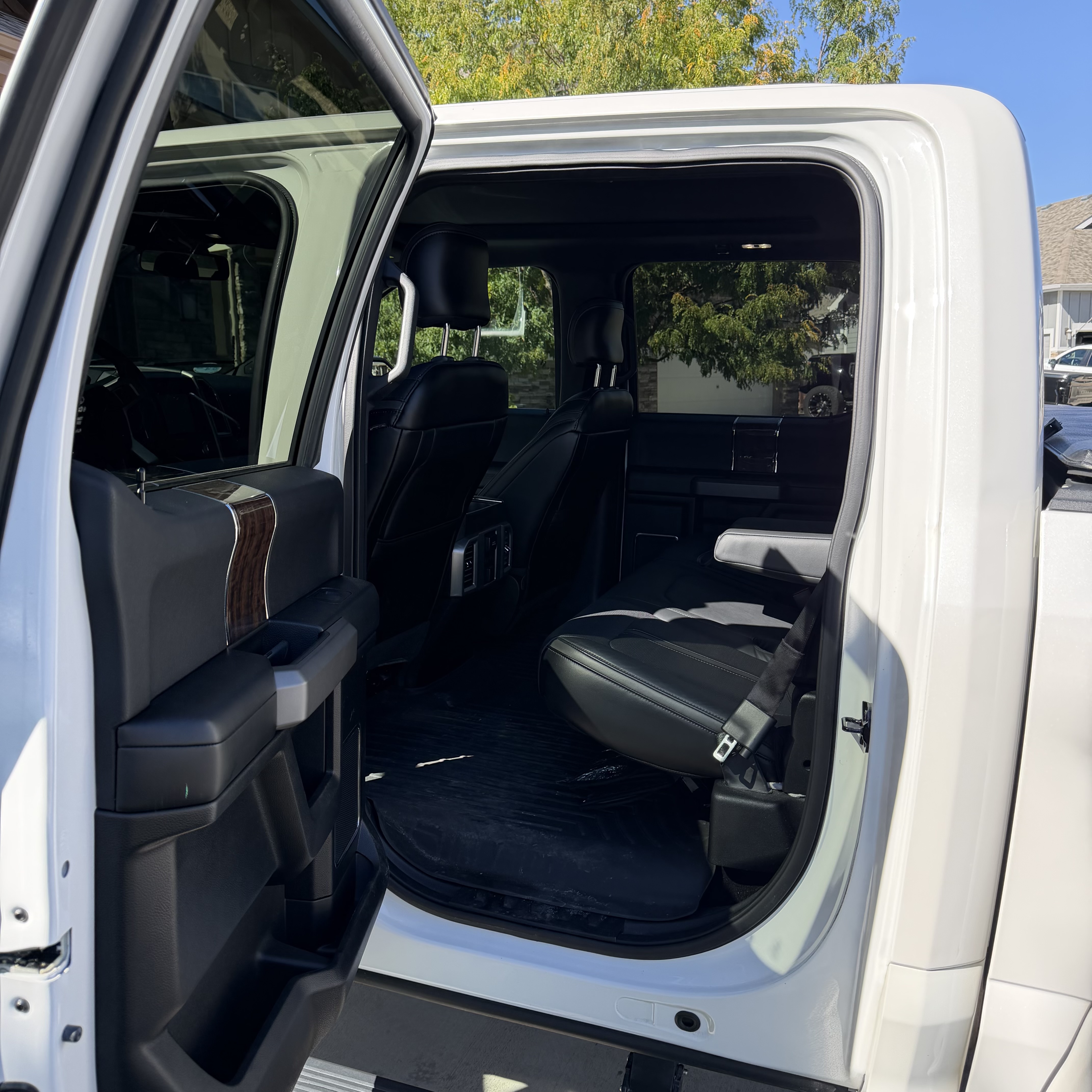 Used 2015 Ford F150 Platinum w/ Equipment Group 701A Luxury AWD/4WD image 13