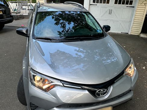 Used 2016 Toyota RAV4 LE AWD/4WD image 2