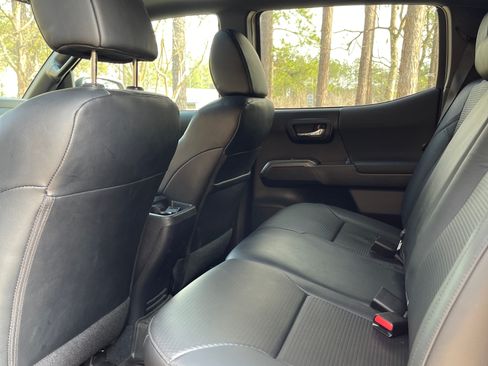 Used 2020 Toyota Tacoma TRD Sport image 11