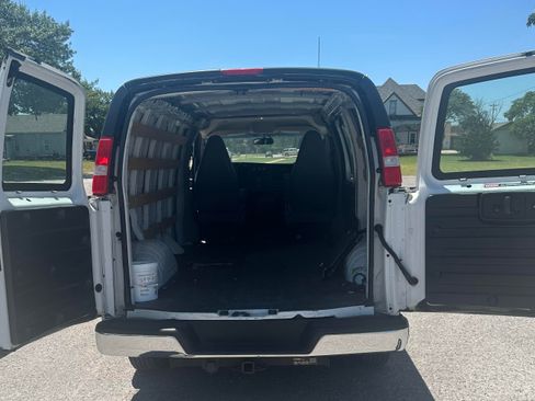 Used 2017 GMC Savana 2500 RWD image 8